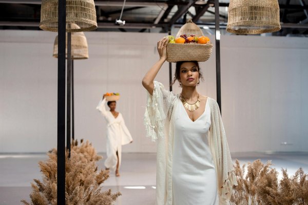 Comment porter des pantalons à motifs floraux avec style et légèreté ?